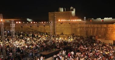 أحمد جمال يؤدي أغاني العندليب وعبد الوهاب في ختام مهرجان القلعة.