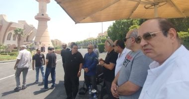 أشرف زكي وخالد جلال ينتظران وصول جثمان الدكتور يحيى عزمى لمسجد الشرطة