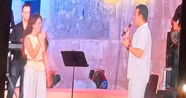 إيهاب توفيق وكنزى يغنيان “الله عليك يا سيدى” في مهرجان القلعة