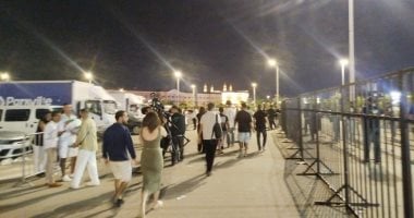 الجمهور يتجمع لحضور حفل ويجز في مهرجان العلمين الثالث
