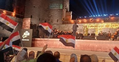الجمهور يرفع علم مصر بحفل علي الحجار بمهرجان القلعة بالأغاني الوطنية