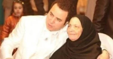الفنان صبحي خليل يتلقى التعازي بوالدته اليوم في مسجد الحامدية الشاذلية