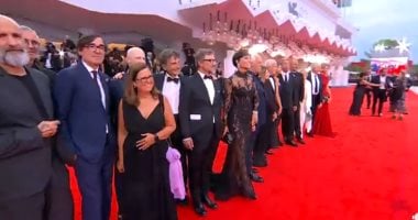 جوليا روبرتس وجورج كلوني يلمعان في افتتاح مهرجان فينيسيا السينمائي