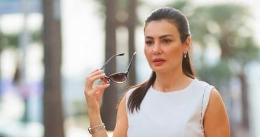 دينا فؤاد تتألق بالأبيض أثناء تجولها في شوارع كان الفرنسية