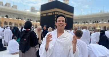 سعد الصغير يؤدي العمرة، داعياً الله بتقبل الدعوات المستجابة.