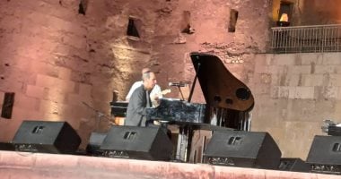 عمرو سليم يُنهي مهرجان القلعة بمقطوعة أحلف بسماها وبترابها