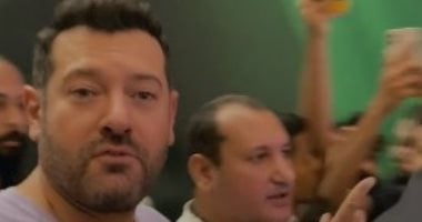 عمرو يوسف يحضر عرض فيلم درويش مع الجمهور ويلتقط صور تذكارية