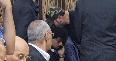 عمرو يوسف يواسي نجل تيمور بتقبيل رأسه في العزاء