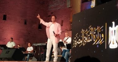 مدحت صالح يفتتح حفله في مهرجان القلعة بغناء “زى ما هى حبها”