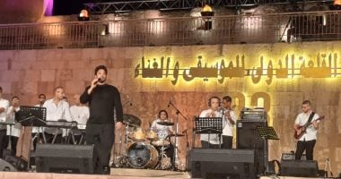 مصطفى حجاج يغني لوالدته ويقدم أعمالاً لعدوية ونجاة بمهرجان القلعة