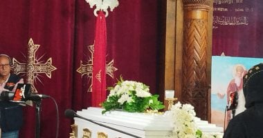 وصول جثمان الإعلامي عاطف كامل إلى كنيسة مارمرقس في مصر الجديدة.