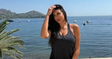ياسمين صبري تتألق بإطلالات رياضية وصيفية رائعة أمام البحر