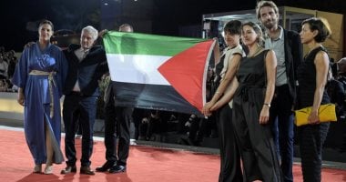 علم فلسطين يزيّن السجادة الحمراء في مهرجان فينسيا السينمائي بحضور لافت
