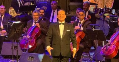 محمد ثروت يستهل احتفاله بالمولد النبوي بأغنية “طلع البدر علينا”