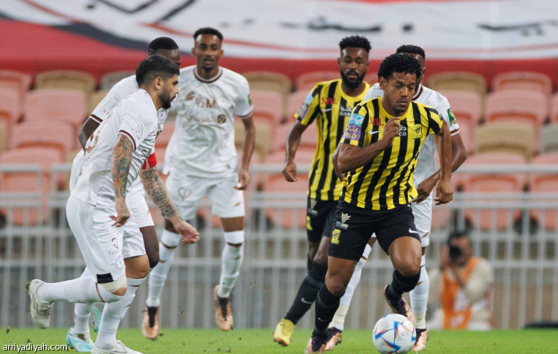 أفضلية الكأس.. بدأت شبابية وتحوّلت إلى الاتحاد
                                                2025.11.29 | 06:03 pm
                                                حسمت المواجهات بين فريق الاتحاد الأول لكرة القدم والشباب ثلاثة ألقابٍ في بطولة كأس خادم الحرمين الشريفين، وتُحدِّد مساء السبت في جدة المتأهِّل منهما إلى نصف نهائي النسخة الجارية.
وبعد تفوُّق شبابي واضح أمام «النمور» في ...