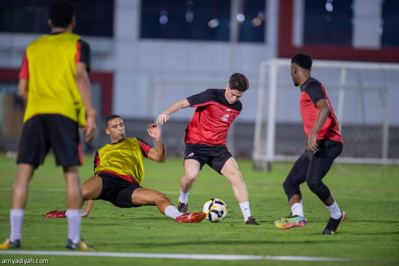 الحرارة تبعد الموسى.. وخوقير يفتح مدرجات الوحدة
                                                2025.11.16 | 02:33 pm
                                                تعرض ياسر الموسى، ظهير أيسر فريق الوحدة الأول لكرة القدم، لارتفاع في درجة حرارته واحتقان في الحلق، ما جعله يغيب عن التدريبات، السبت، وفق مصدر خاص بـ«الرياضية».
وأشار المصدر ذاته، إلى أن الدكتور محمود الثلث طبيب النادي،  ...