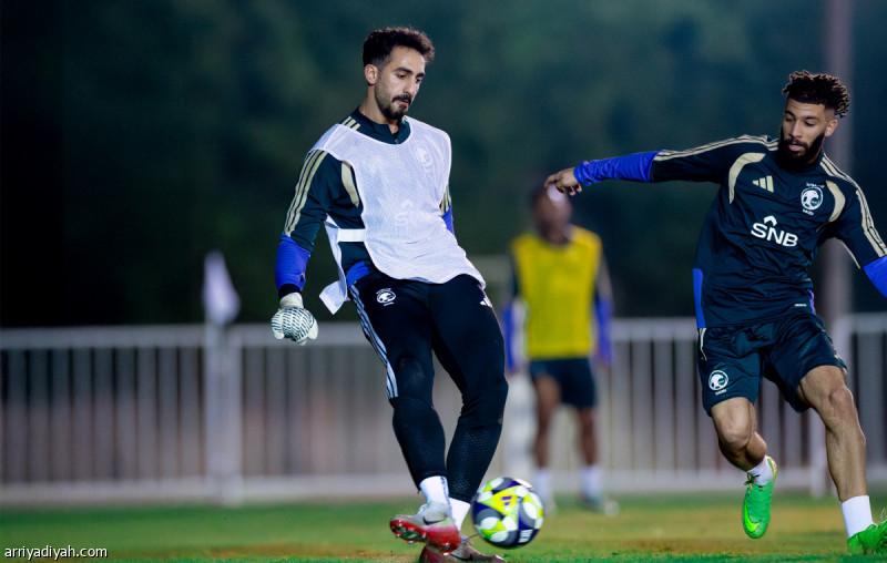 تدريب الأخضر.. كرات ثابتة واستحواذ
                                                2025.11.30 | 10:31 pm
                                                خاض المنتخب السعودي الأول لكرة القدم حصةً تدريبيةً مساء الأحد، هي الأولى منذ وصوله إلى قطر للمشاركة في كأس العرب التي تنطلق الإثنين.
وانضم إلى المنتخب، قبل التدريب، لاعبو فريقي الهلال والاتحاد، الذين شاركوا أساسيين في  ...