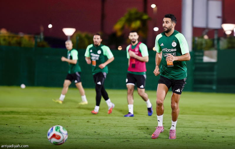 الأخضر يواجه «المحاربَين» الأكثر حضورا
                                                2025.11.16 | 10:03 pm
                                                تضمُّ قائمة المنتخب الجزائري الأول لكرة القدم، التي تواجه نظيره السعودي مساء الثلاثاء، الاسمين الأكثر تمثيلًا لـ«محاربي الصحراء»، تاريخيًا، وهما عيسى مندي، مدافع ليل الفرنسي، ورياض محرز، نجم الأهلي السعودي.
ويتواجه  ...