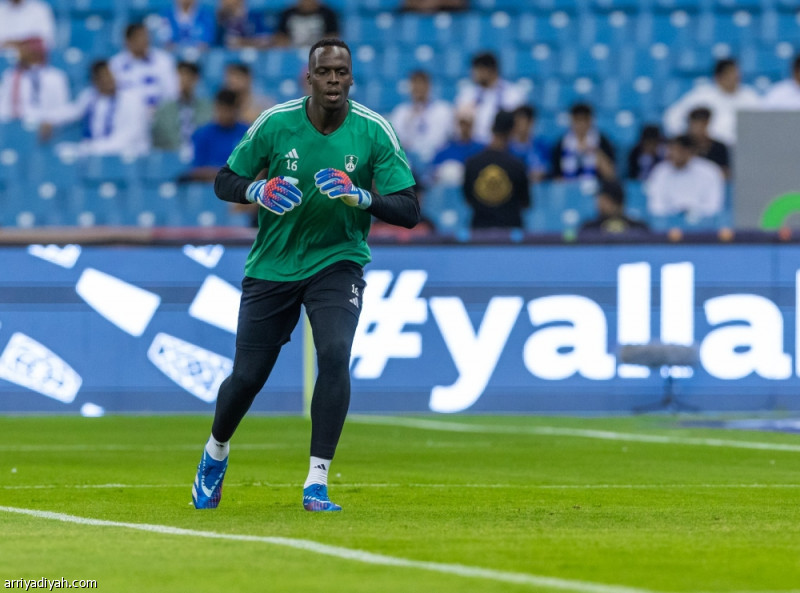 الأهلي يفتح ملف ميندي
                                                2025.11.15 | 11:02 pm
                                                فتحت إدارة النادي الأهلي ملف تجديد عقد السنغالي إدوارد ميندي، قائد وحارس مرمى الفريق الأول لكرة القدم، حسبما كشفت عنه لـ «الرياضية» مصادرُ خاصَّةٌ.
وبدأت الإدارة الأهلاوية خلال الأيام الماضية التواصل مع وكيل أعمال  ...