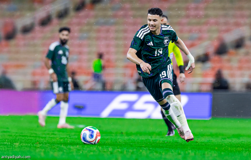 الأخضر يبعد الحمدان ويرسل التقرير إلى الهلال
                                                2025.11.17 | 02:40 pm
                                                جهز الجزائري جمال خليفة، طبيب المنتخب السعودي الأول لكرة القدم، تقريرًا طبيًا بشأن الحالة الصحية للمهاجم عبد الله الحمدان، تمهيدًا لإرساله إلى ناديه الهلال، وفق مصدر خاص بـ«الرياضية».
وأشار المصدر ذاته، إلى أن التقرير ...