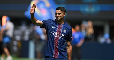 باريس سان جيرمان يفكر فى مدافع برشلونة لتعويض حكيمي