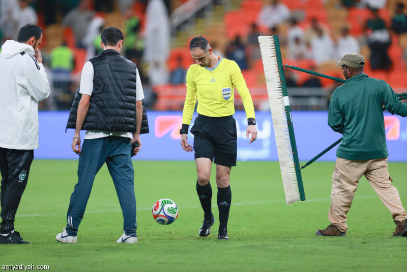 بسبب الأمطار.. نصف ساعة بين شوطي كوت ديفوار
                                                2025.11.14 | 09:14 pm
                                                تأجَّلت لنحو 15 دقيقةً انطلاقة الشوط الثاني من المباراة التجريبية بين المنتخبين السعودي والإيفواري، مساء الجمعة على ملعب «الإنماء»، بسبب هطول الأمطار على مدينة جدة وتجمُّع المياه في عددٍ من أنحاء المستطيل الأخضر.
 ...