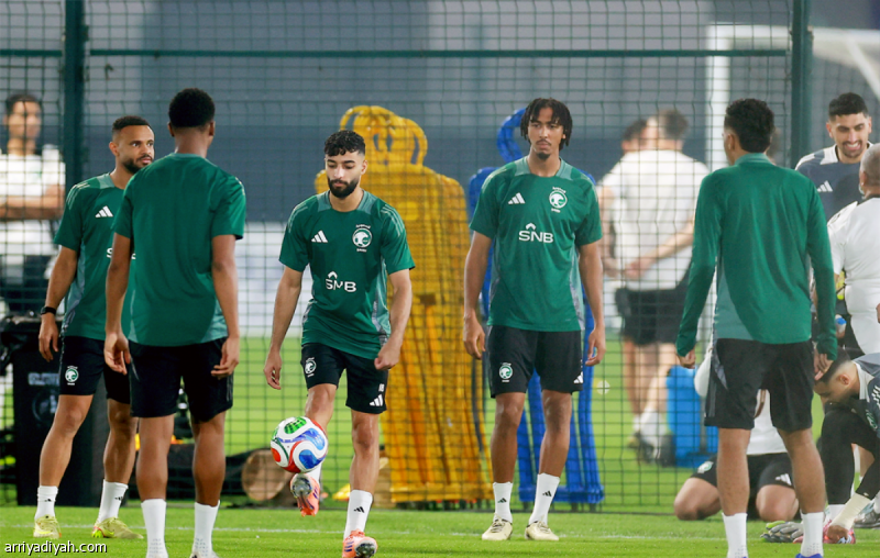 قبل كوت ديفوار.. عودة ذكري وغياب العبود والجهني
                                                2025.11.13 | 10:21 pm
                                                عاد جهاد ذكري، مدافع المنتخب السعودي الأول لكرة القدم، إلى التدريبات الجماعية، وخاض مساء الخميس آخر حصة تدريبية قبل مواجهة منتخب كوت ديفوار تجريبيًا الجمعة على ملعب «الإنماء» في جدة.
وغاب ذكري عن حصة الأربعاء بسبب آلام  ...