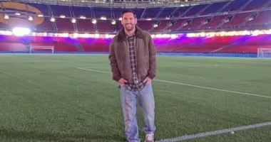 برشلونة يرحب بعودة ميسي المفاجئة إلى ملعب كامب نو