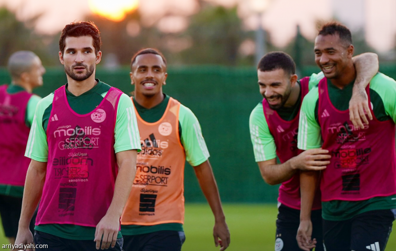 عوار يشارك بعد التأهيل
                                                2025.11.17 | 09:21 pm
                                                خضع الجزائري حسام عوَّار، لاعب وسط منتخب بلاده الأول لكرة القدم، لتدليكٍ على مستوى عضلة الفخذ قبل انطلاق التدريب الجماعي، الإثنين في جدة، الأخير قبل المواجهة التجريبية مع المنتخب السعودي، الثلاثاء على ملعب مدينة  ...