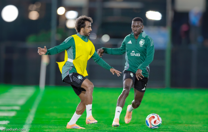 معسكر المنتخب.. غياب الحمدان وعودة العبود
                                                2025.11.16 | 10:23 pm
                                                غاب عبد الله الحمدان، مهاجم المنتخب السعودي الأول لكرة القدم، عن التدريب الجماعي، مساء الأحد في جدة، في وقتٍ اكتفى فيه زياد الجهني، لاعب الوسط، بأداء تمارينَ خاصةً.
وشَهِدت الحصة التدريبية ذاتها، حسب بيانٍ للاتحاد  ...