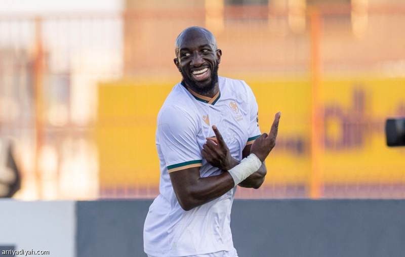 الدرعية يستعرض بخماسية العربي
                                                2025.11.28 | 06:11 pm
                                                اكتسح فريق الدرعية الأول لكرة القدم ضيفه العربي بنتيجة 5-1 في المواجهة التي جرت على ملعب نادي الرياض، الجمعة، ضمن منافسات الجولة العاشرة من دوري يلو لأندية الدرجة الأولى.
وتناوب على تسجيل خماسية الدرعية كل من زياد  ...