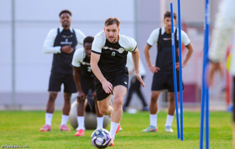 ضمك.. فادا يقترب والرشيدي يغيب
                                                2025.11.13 | 09:12 pm
                                                يُتوقَّع لحاق الأرجنتيني فالنتين فادا، لاعب وسط فريق ضمك الأول لكرة القدم، بمباراة الجولة التاسعة من دوري روشن السعودي أمام النجمة، 22 نوفمبر الجاري، حسب تقدير مصادر خاصة بـ «الرياضية».
وبسبب شكواه من آلام في العضلة  ...