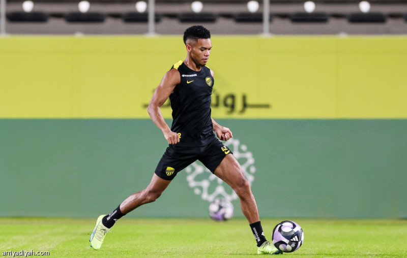 الاتحاد.. فقيهي يقترب من العودة
                                                2025.11.16 | 05:00 pm
                                                اقترب معاذ فقيهي، مدافع فريق الاتحاد الأول لكرة القدم، من إكمال برنامجه التأهيلي، في صالة الإعداد البدني بمقر النادي، وفق مصدر خاص بـ«الرياضية».
وأشار المصدر ذاته، إلى أن فقيهي «23 عامًا»، سيخضع لاختبارات فنية خلال  ...