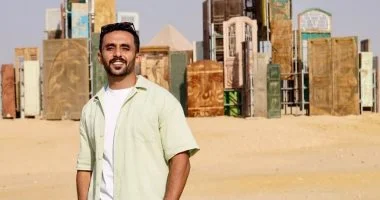 فنانون من مختلف دول العالم يضعون أعمالهم التشكيلية أمام الأهرامات.. فيديو