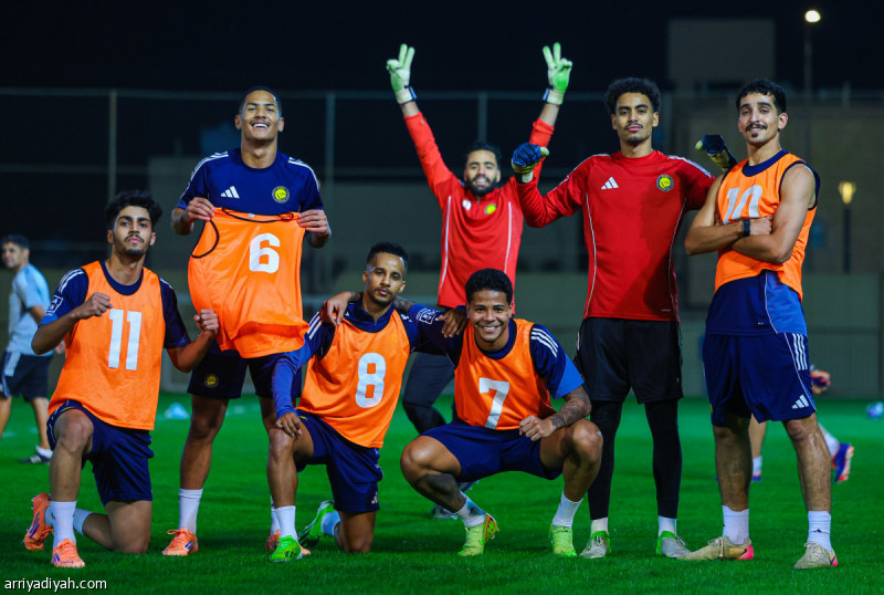 النصراويون يودّعون ملعب «الرمز»
                                                2025.11.15 | 10:59 pm
                                                ودَّع فريق النصر الأول لكرة القدم ملعب الأمير عبد الرحمن بن سعود «الرمز» في مقر النادي، الجمعة، بعد أن خاض لاعبوه التدريب الأخير عليه قبل إغلاقه الرسمي بدءًا من السبت، ولمدة 40 يومًا، بسبب الزراعة الشتوية، وفق مصدر خاصّ  ...