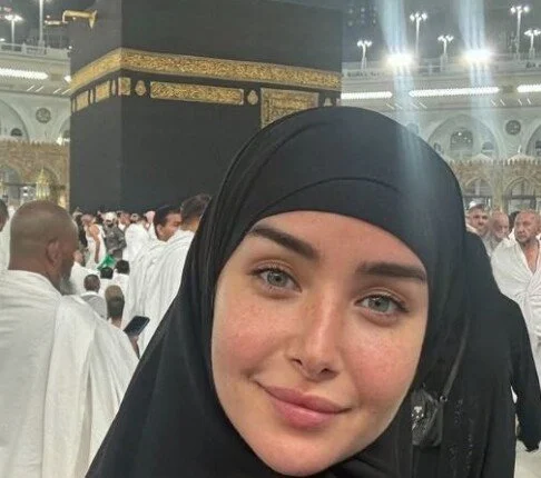 بملامح ملائكية.. هنا الزاهد تخطف الأنظار بعد تأدية مناسك العمرة