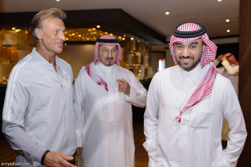 الوزير يزور معسكر المنتخب
                                                2025.12.01 | 10:13 pm
                                                زار الأمير عبد العزيز بن تركي الفيصل، وزير الرياضة، معسكر المنتخب السعودي الأول لكرة القدم في قطر، قبل مواجهة منتخب عُمان، الثلاثاء، ضمن أولى جولات المجموعة الثانية من كأس العرب.
وحضر الوزير إلى المعسكر، مساء الإثنين،  ...