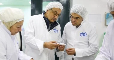 وزير قطاع الأعمال العام يتفقد شركة ممفيس للأدوية لمتابعة سير العمل والإنتاج