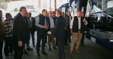وزير قطاع الأعمال العام يتفقد نماذج لمركبات سياحية جديدة وورش الصيانة