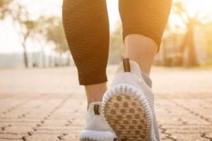 المشي بعد الطعام.. عادة بسيطة تدعم الهضم وتساعد في ضبط سكر الدم