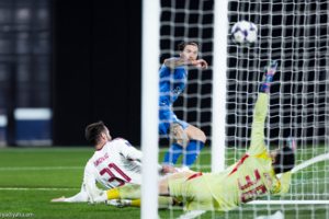 لائحة «النخبة» تعاقب نونيز.. وتعفي البقية
                                                2026.02.17 | 01:22 am
                                                تُطبَّق عقوبة الإيقاف التلقائي لمباراة واحدة في دوري أبطال آسيا للنخبة عند تراكم 3 بطاقات صفراء، وهو ما يواجهه الأوروجوياني داروين نونيز، مهاجم فريق الهلال الأول لكرة القدم.
وحصل نونيز على بطاقة صفراء في مباراة الهلال  ...