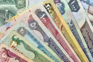 تباين سعر صرف الدرهم الإماراتي اليوم الخميس أمام العملات العربية والأجنبية بالبنك المركزي