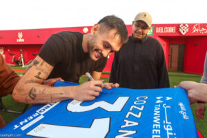 تكريم الطفل صالح العناز بعد واقعة مثيرة للجدل في مباراة الخلود