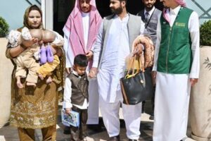 توأم باكستاني ملتصق يصل الرياض