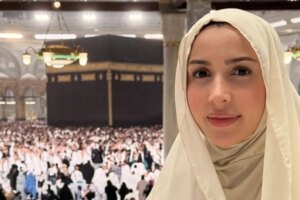 جنات تتألق بالحجاب الأبيض أمام الكعبة بعد إتمام مناسك العمرة