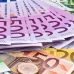 “` ارتفاع ملحوظ في سعر اليورو خلال منتصف تعاملات اليوم الاثنين أمام الجنيه بالبنوك ضمن الأسواق المالية “`